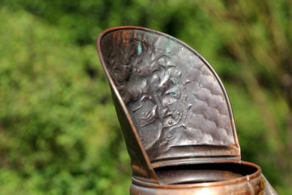 Старинный медный зольник с мотивами веселого застолья