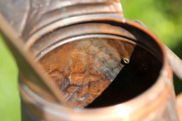 Старинный медный зольник с мотивами веселого застолья