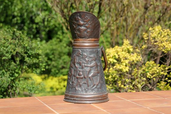 Старинный медный зольник с мотивами веселого застолья