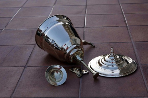 Старинный умывальник интересной вытянутой формы с декором