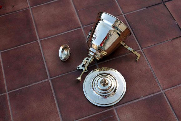 Старинный умывальник интересной вытянутой формы с декором