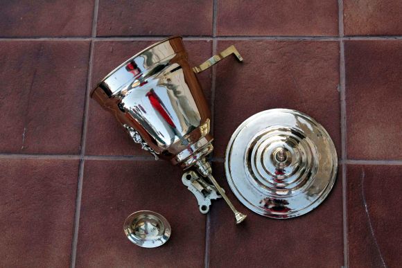 Старинный умывальник интересной вытянутой формы с декором