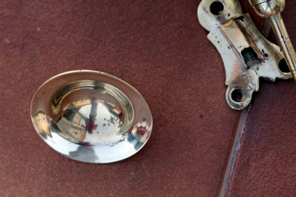 Старинный умывальник интересной вытянутой формы с декором