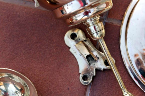 Старинный умывальник интересной вытянутой формы с декором