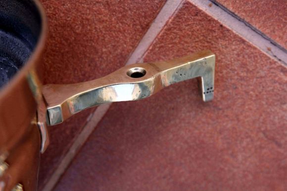 Старинный умывальник интересной вытянутой формы с декором