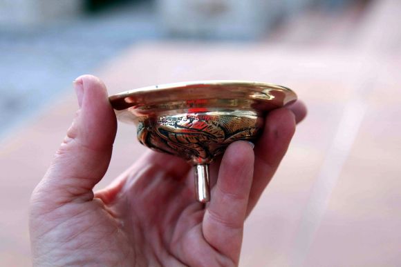 Старинный умывальник интересной вытянутой формы с декором