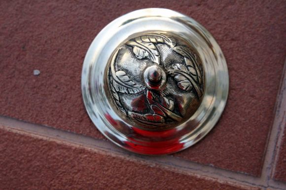 Старинный умывальник интересной вытянутой формы с декором