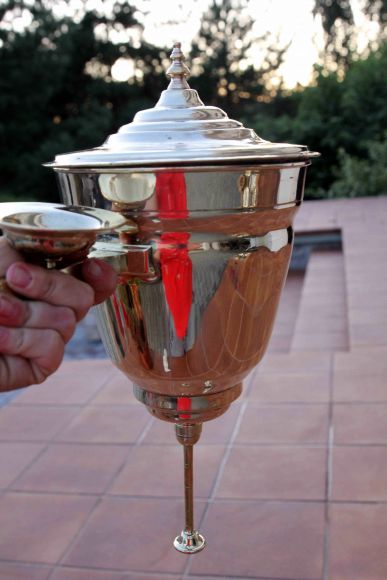 Старинный умывальник интересной вытянутой формы с декором