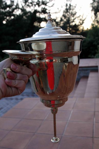 Старинный умывальник интересной вытянутой формы с декором