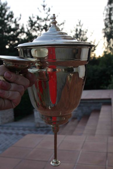 Старинный умывальник интересной вытянутой формы с декором