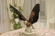 Огромный фарфоровый орел - сила и грация