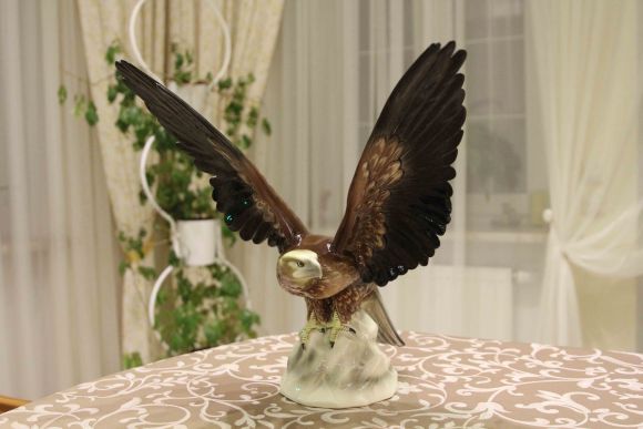 Огромный фарфоровый орел - сила и грация
