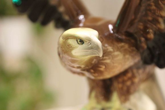 Огромный фарфоровый орел - сила и грация