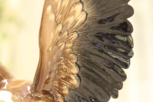 Огромный фарфоровый орел - сила и грация