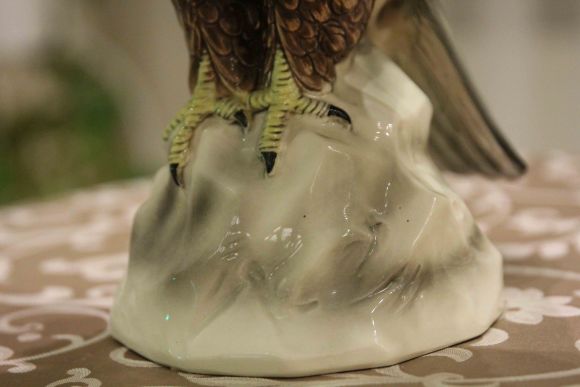 Огромный фарфоровый орел - сила и грация