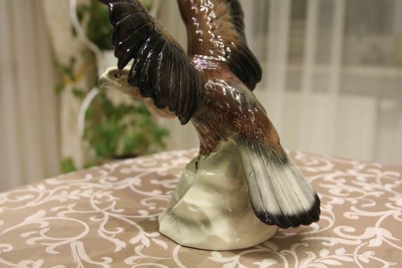Огромный фарфоровый орел - сила и грация