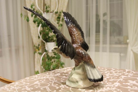 Огромный фарфоровый орел - сила и грация