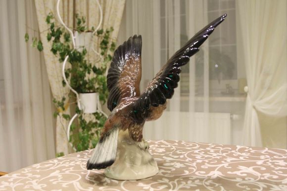Огромный фарфоровый орел - сила и грация