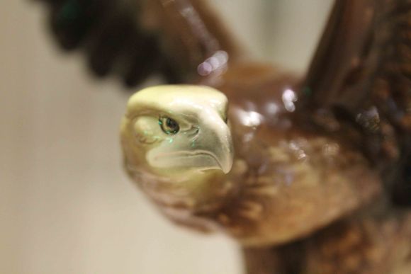 Огромный фарфоровый орел - сила и грация