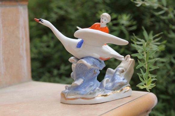 Фарфоровая статуэтка гуси-лебеди. Дулево