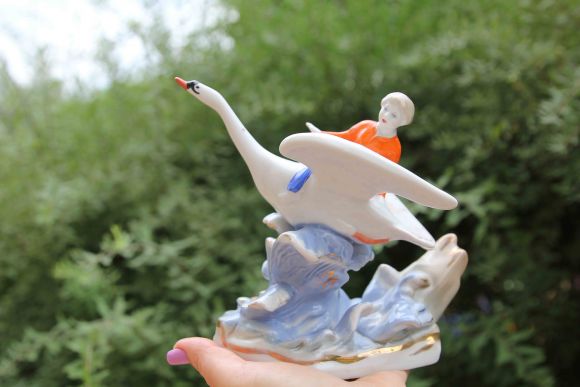 Фарфоровая статуэтка гуси-лебеди. Дулево