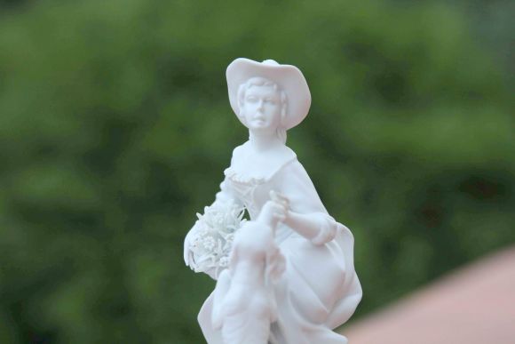 Дама с собачкой из бисквитного фарфора. Европа. Начало 20 века