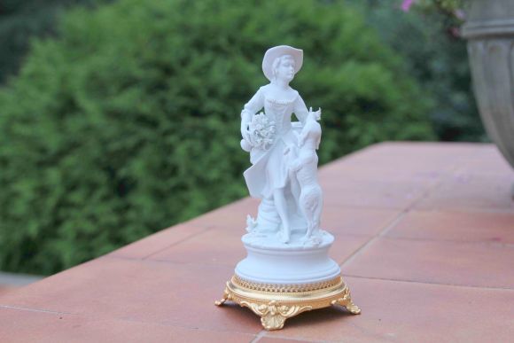 Дама с собачкой из бисквитного фарфора. Европа. Начало 20 века