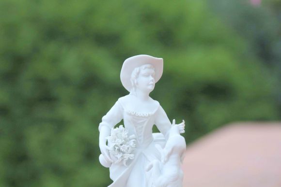 Дама с собачкой из бисквитного фарфора. Европа. Начало 20 века