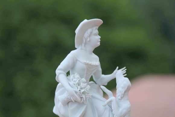 Дама с собачкой из бисквитного фарфора. Европа. Начало 20 века