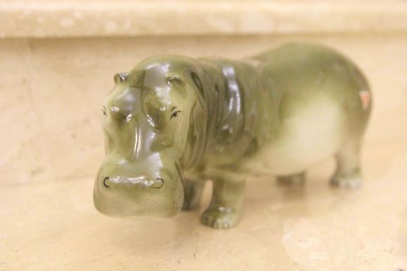 Фарфоровый вальяжный гиппопотам фирмы Ройал Дукс