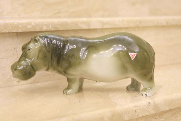 Фарфоровый вальяжный гиппопотам фирмы Ройал Дукс