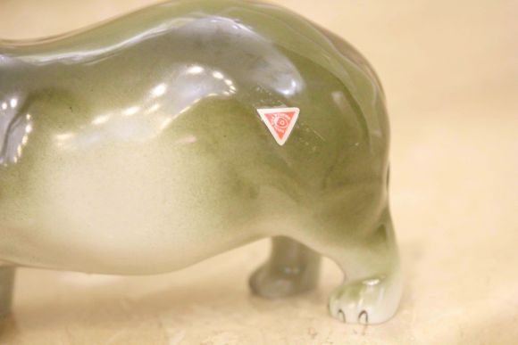 Фарфоровый вальяжный гиппопотам фирмы Ройал Дукс