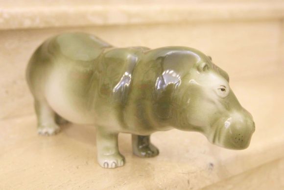 Фарфоровый вальяжный гиппопотам фирмы Ройал Дукс