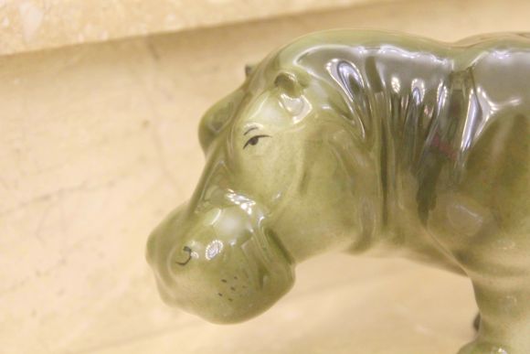 Фарфоровый вальяжный гиппопотам фирмы Ройал Дукс