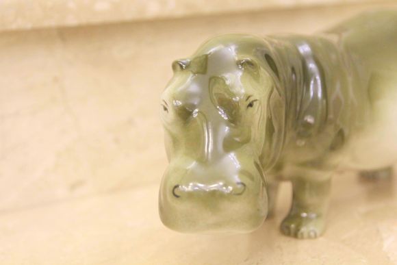 Фарфоровый вальяжный гиппопотам фирмы Ройал Дукс