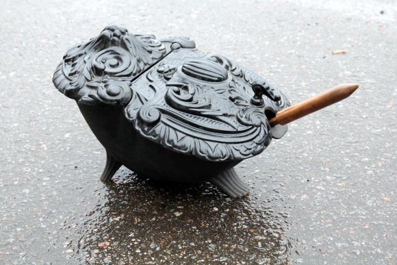 Эффектная, старинная угольница с жуком. Европа. Конец 19 века