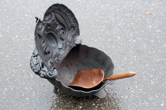 Эффектная, старинная угольница с жуком. Европа. Конец 19 века