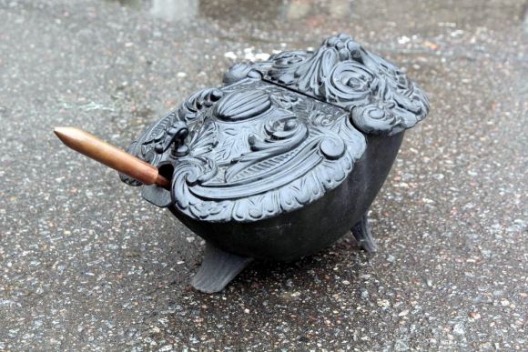 Эффектная, старинная угольница с жуком. Европа. Конец 19 века