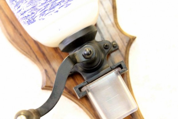 Старинная фарфоровая кофемолка на резной подставке.Европа