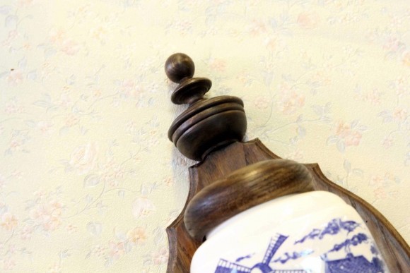 Старинная фарфоровая кофемолка на резной подставке.Европа