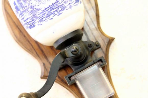 Старинная фарфоровая кофемолка на резной подставке.Европа