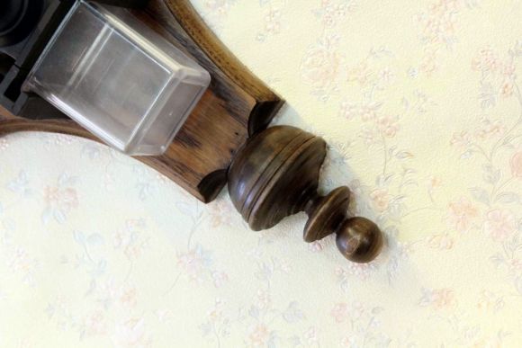 Старинная фарфоровая кофемолка на резной подставке.Европа