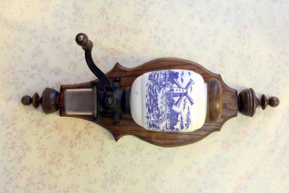 Старинная фарфоровая кофемолка на резной подставке.Европа