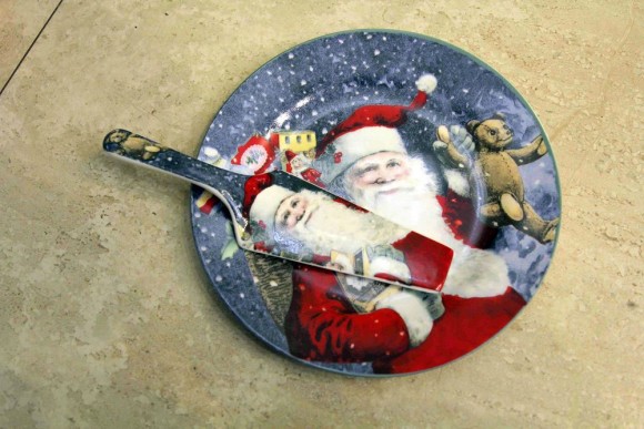 Замечательная винтажная новогодняя тортница с лопаткой.Европа.