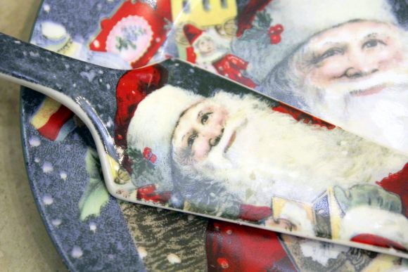 Замечательная винтажная новогодняя тортница с лопаткой.Европа.