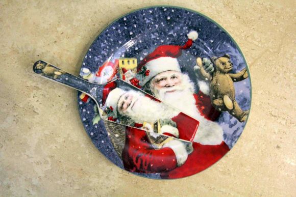 Замечательная винтажная новогодняя тортница с лопаткой.Европа.