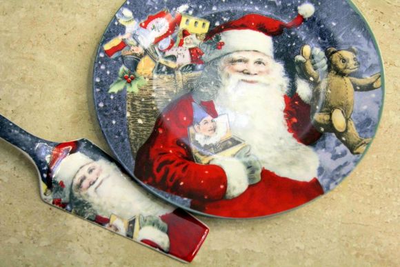 Замечательная винтажная новогодняя тортница с лопаткой.Европа.