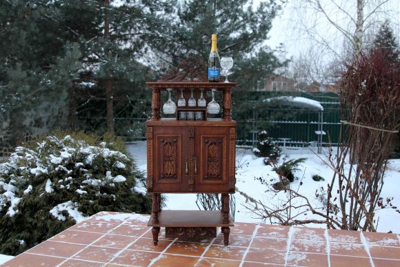 Старинный винный шкаф после реставрации.Европа. Начало 20 в