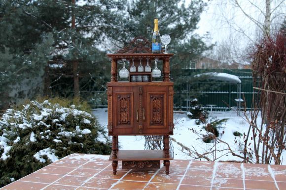 Старинный винный шкаф после реставрации.Европа. Начало 20 в