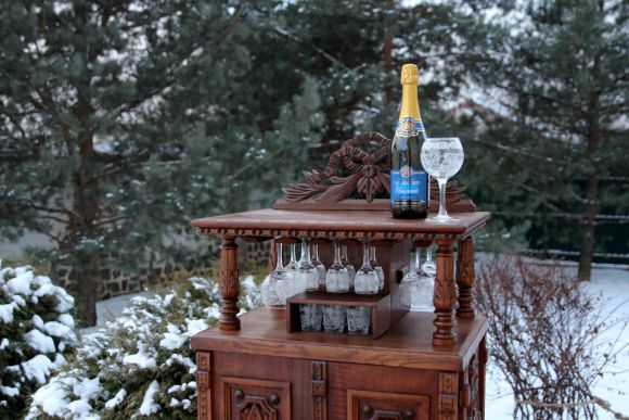 Старинный винный шкаф после реставрации.Европа. Начало 20 в